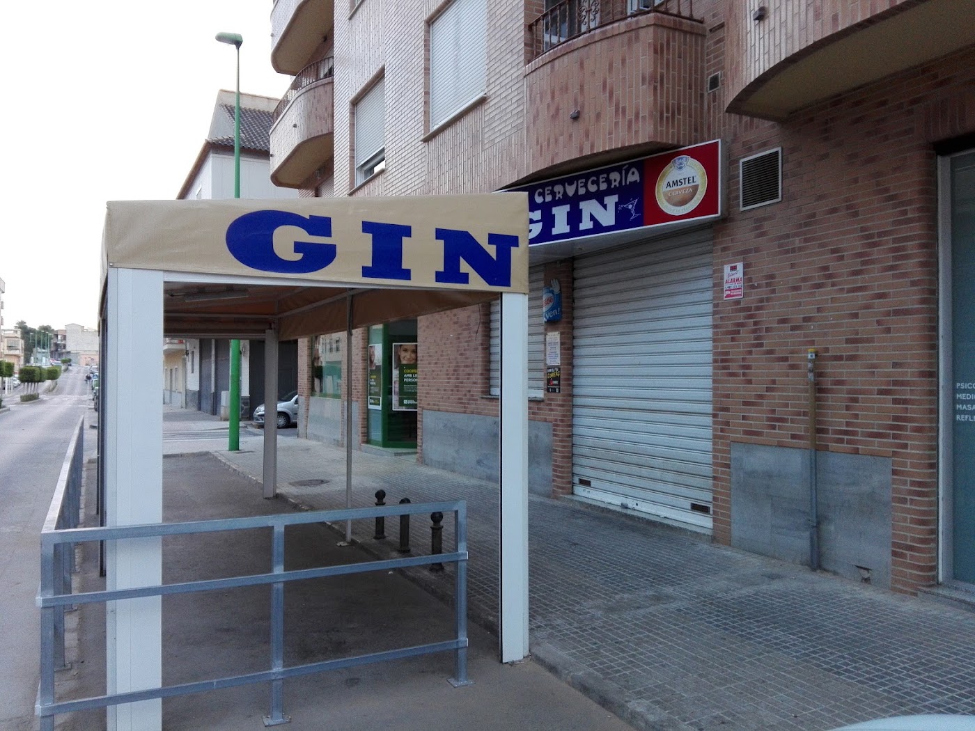 Fachada del Bar GIN en el Carrer del Vicari Camarena
